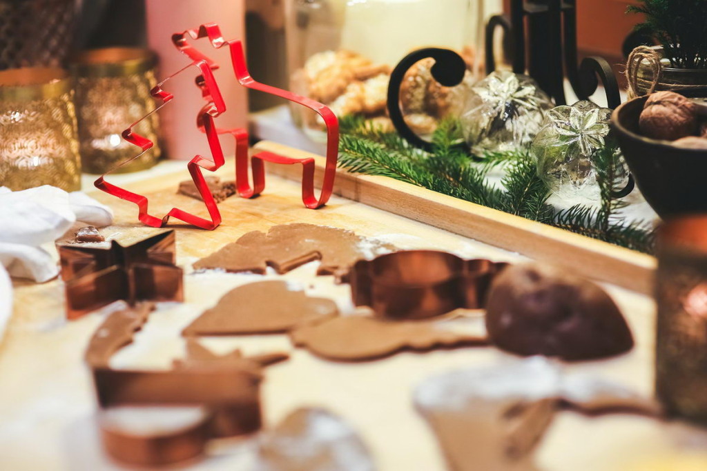 Weihnachtsbäckerei mit Keksen und Plätzchen